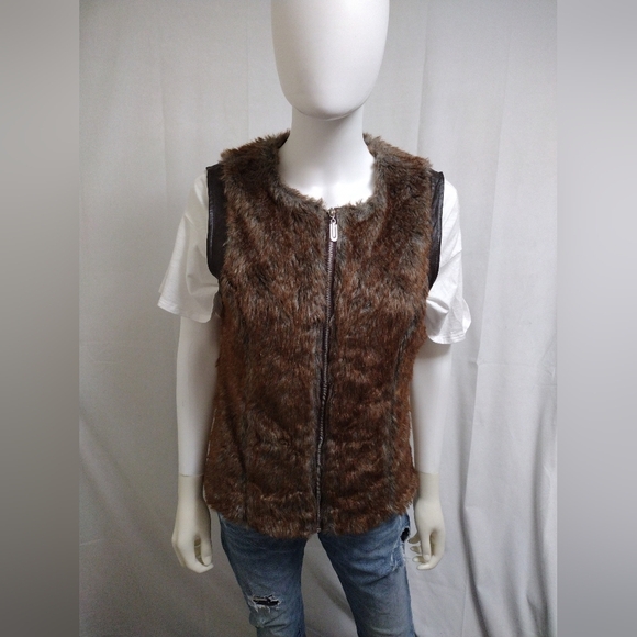 Shasa Faux Fur Outerwear Vest - Picture 7 of 8